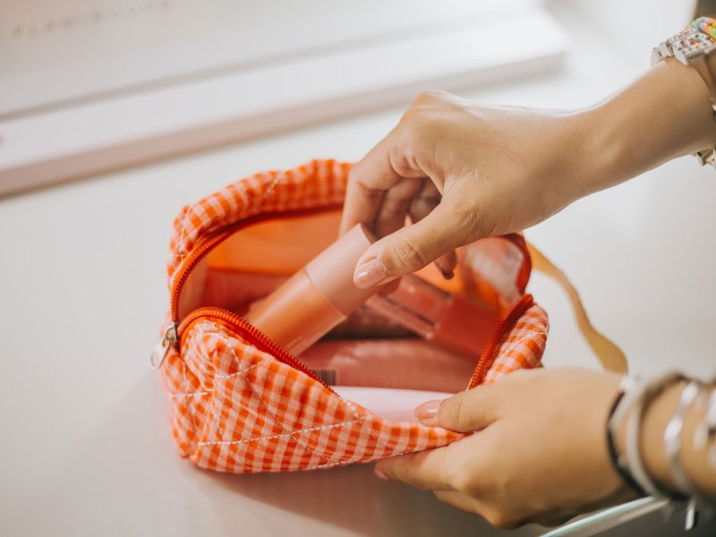 Make-up-Tasche mit verschiedenen Produkten.