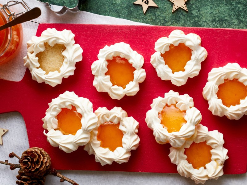 Aprikosen Kekse auf einem roten Brettchen.