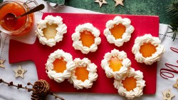 Aprikosen Kekse auf einem roten Brettchen.