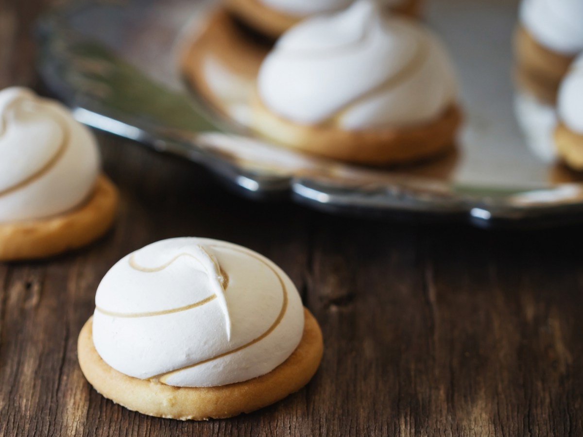Himmlische Feenküsse: So gelingen die zarten Plätzchen mit Baiser und Toffifee