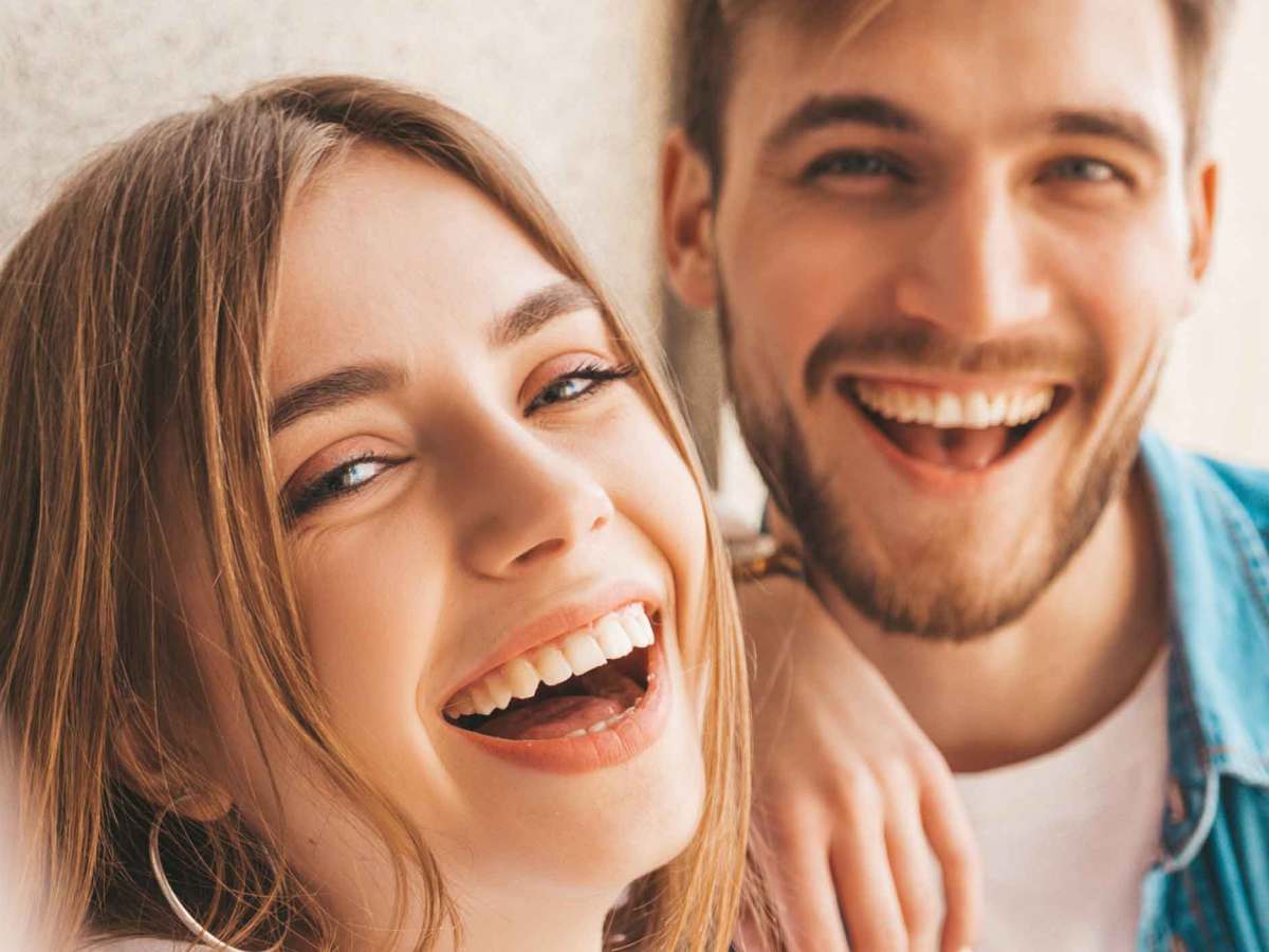 Frau und Mann lachen beherzt.