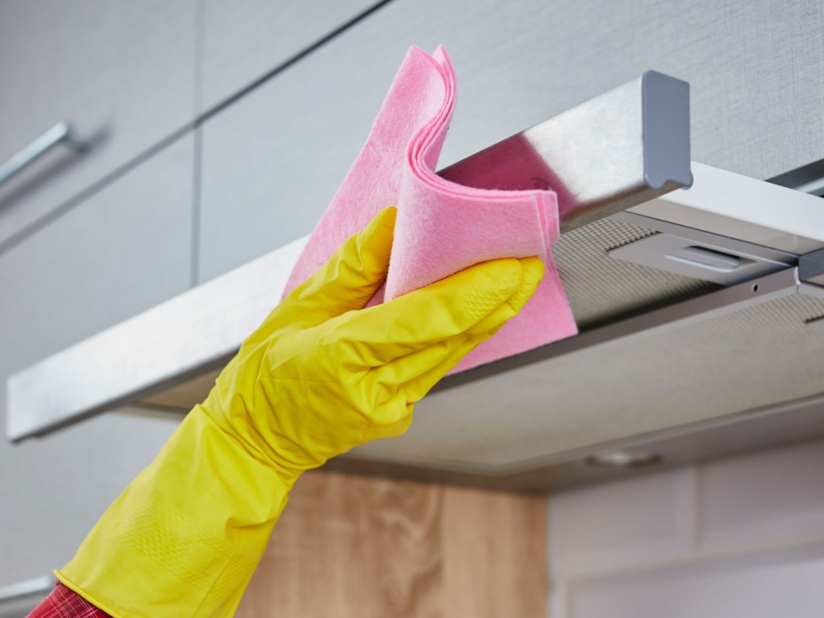 Dunstabzugshaube reinigen: 4 Hausmittel machen sie blitzsauber (ganz ohne Chemiekeule!)