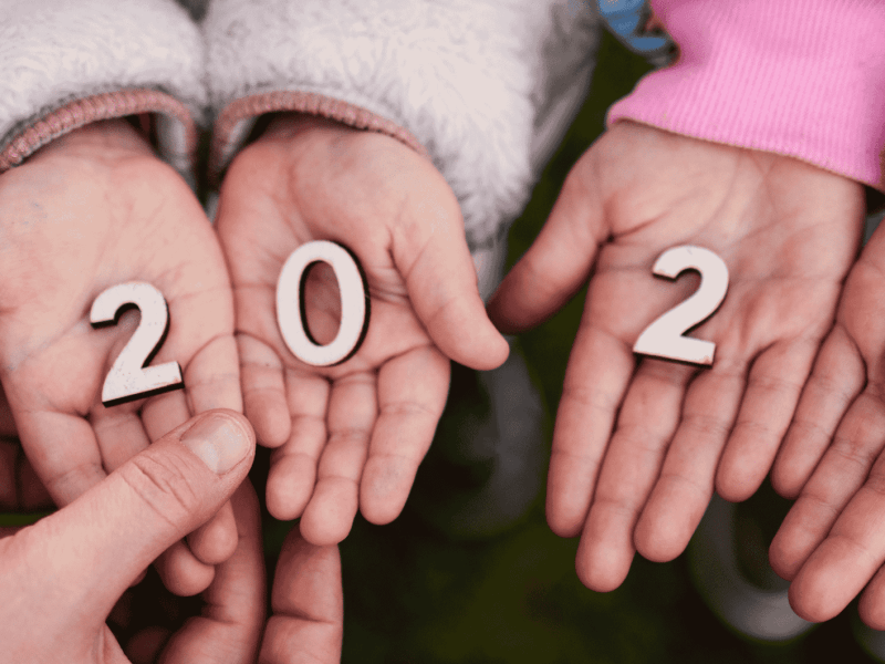 Kleine Holzzahlen 2026 liegen in kleinen Kinderh&auml;nden