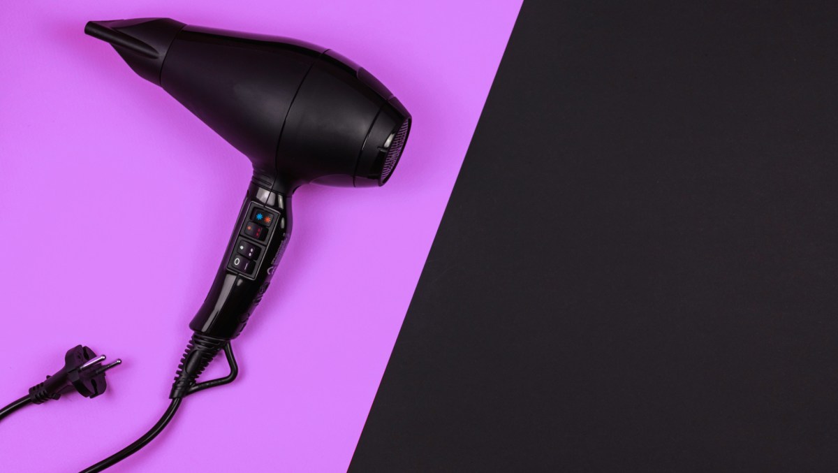 schwarzer Föhn auf farbigem Hintergrund