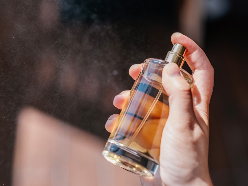 Eleganter Duft, der in der Luft versprüht wird.