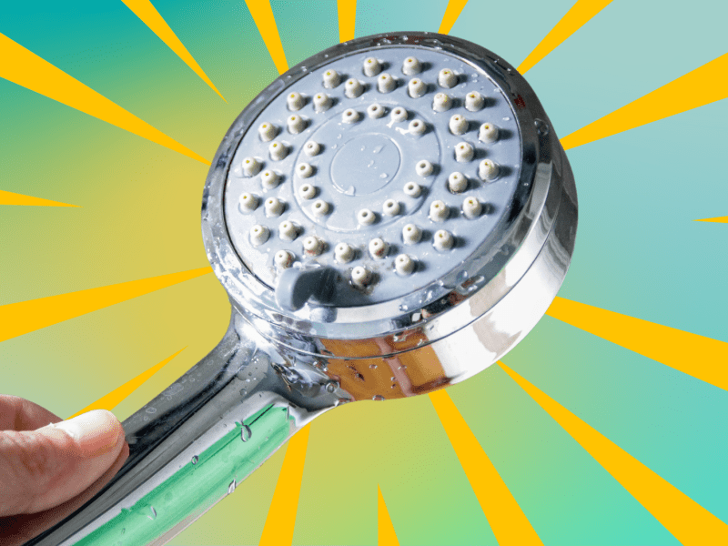 Duschkopf sauber mit gelben Strahlen