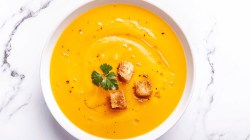 Kürbissuppe auf weißem Hintergrund