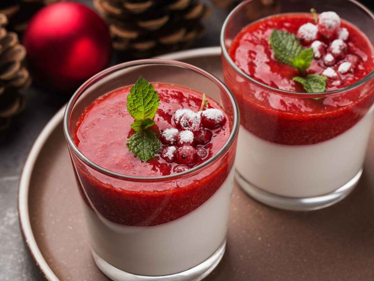 Panna Cotta in Gläsern mit Erdbeerspiegel.