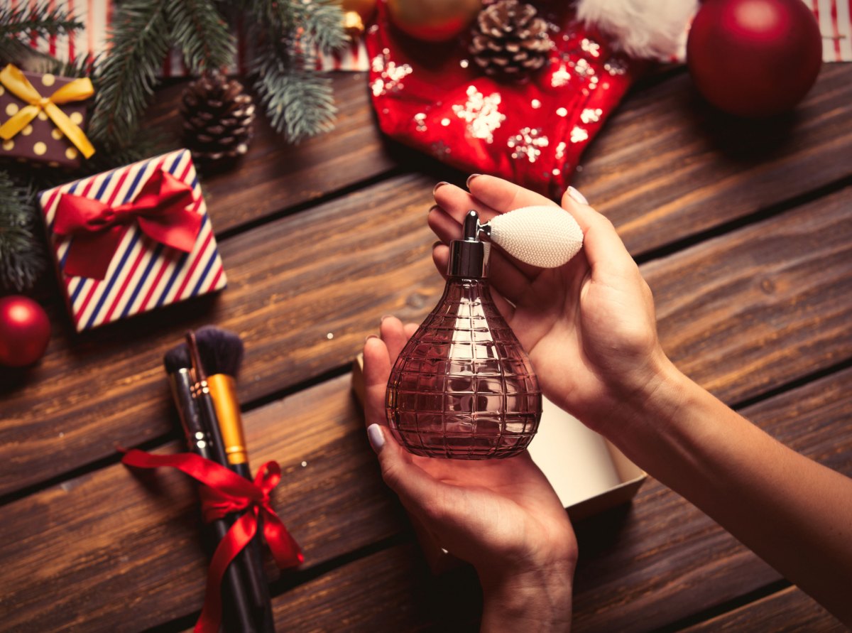 weibliche Hände, die Parfüm einpacken, weihnachten