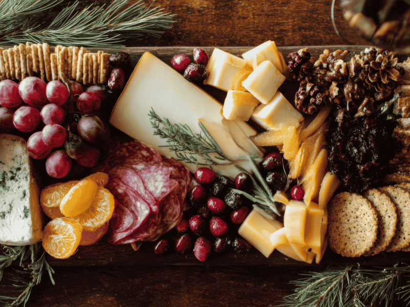 Charcuterie-Board, das weihnachtlich gedeckt wurde.