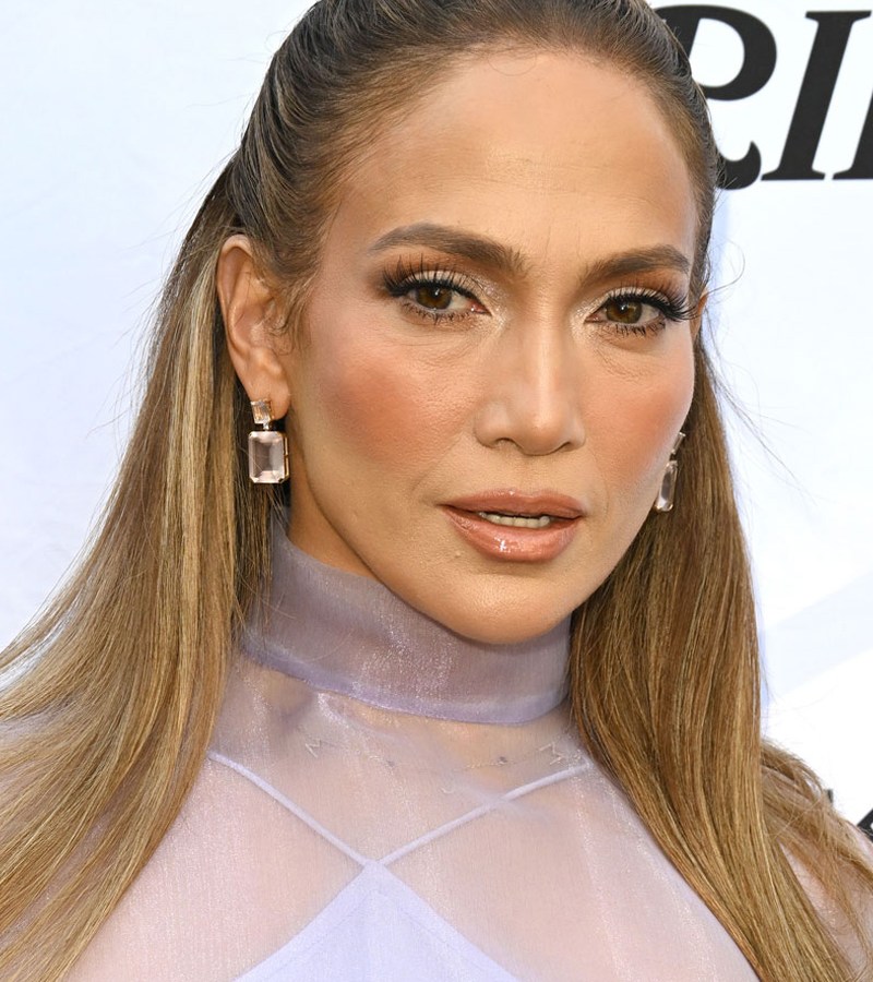 Jennifer Lopez mit zur&uuml;ck gek&auml;mmten Haaren und Half Bun.
