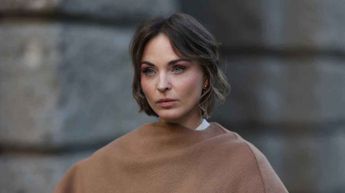 Kurzer welliger Bob mit dunklen Haaren