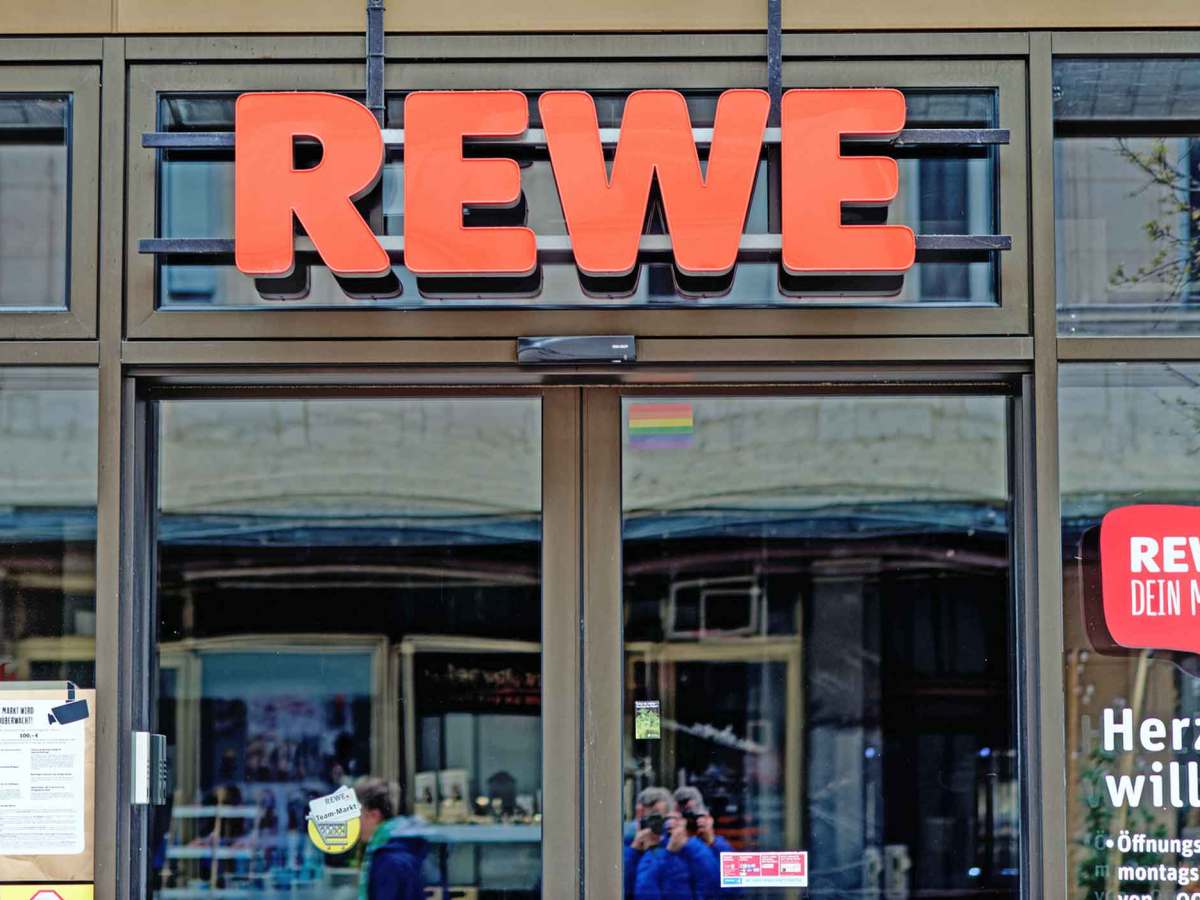 Rewe Geschäfft von außen.