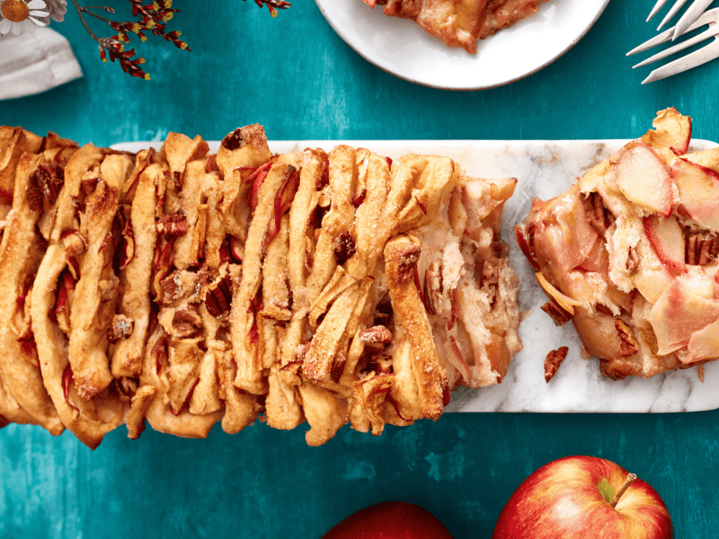 Apfel-Zupfbrot auf einem weißen Teller, von oben fotografiert.