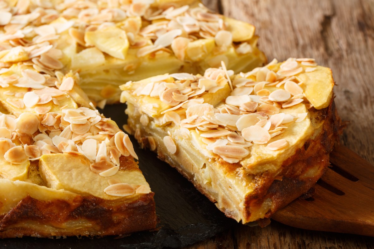 Apfelkuchen mit Mandeln im Anschnitt