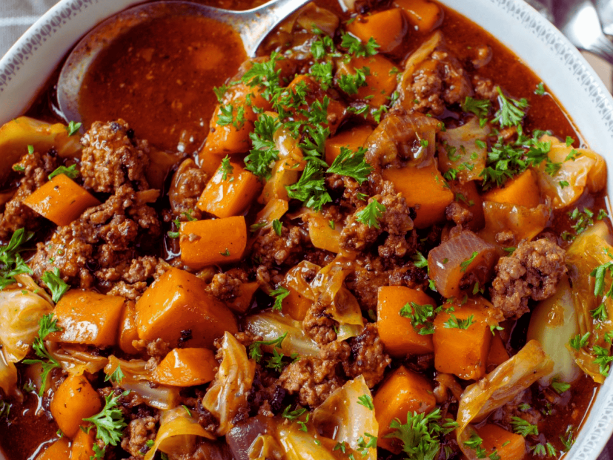 Deftiger Bauerntopf mit Hackfleisch und Kartoffeln.