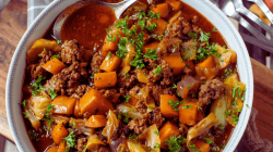 Deftiger Bauerntopf mit Hackfleisch und Kartoffeln.