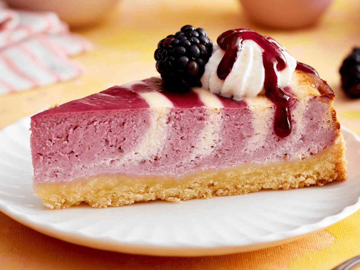 Brombeer-Zebrakuchen: Dieser K&auml;sekuchen-Traum macht Lust auf Fr&uuml;hling