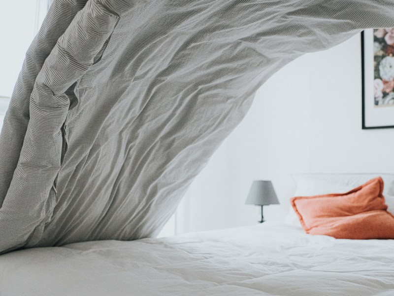 Bett wird frisch überzogen