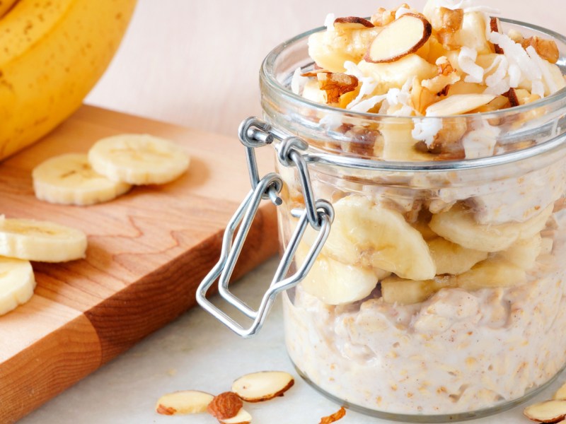 Weckglas mit Overnight Oats, Banane und Nüssen.