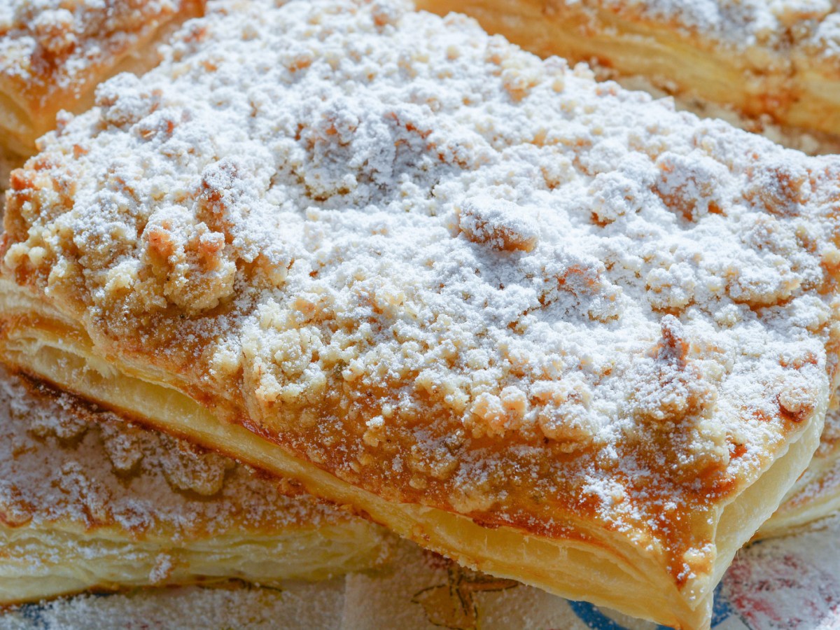 Prasselkuchen mit Streusel und Puderzucker.