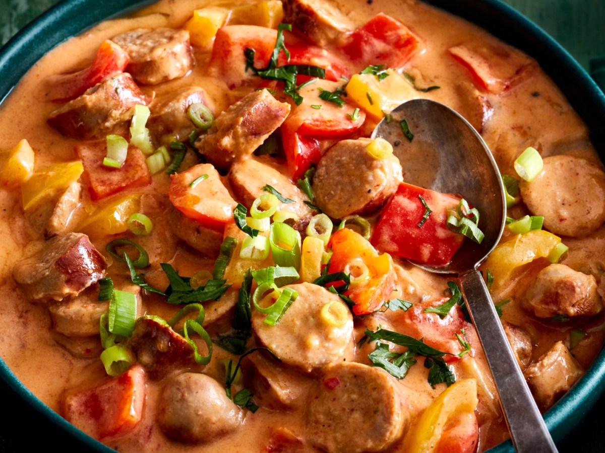 Wurstgulasch mit Paprika in einer cremigen Soße.