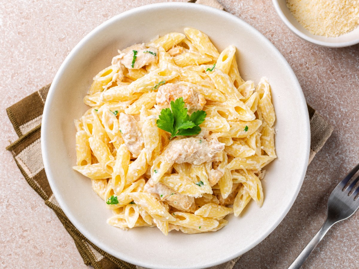 Zitronen-Pasta mit Hähnchen: Blitzschnell & aus nur einem Topf