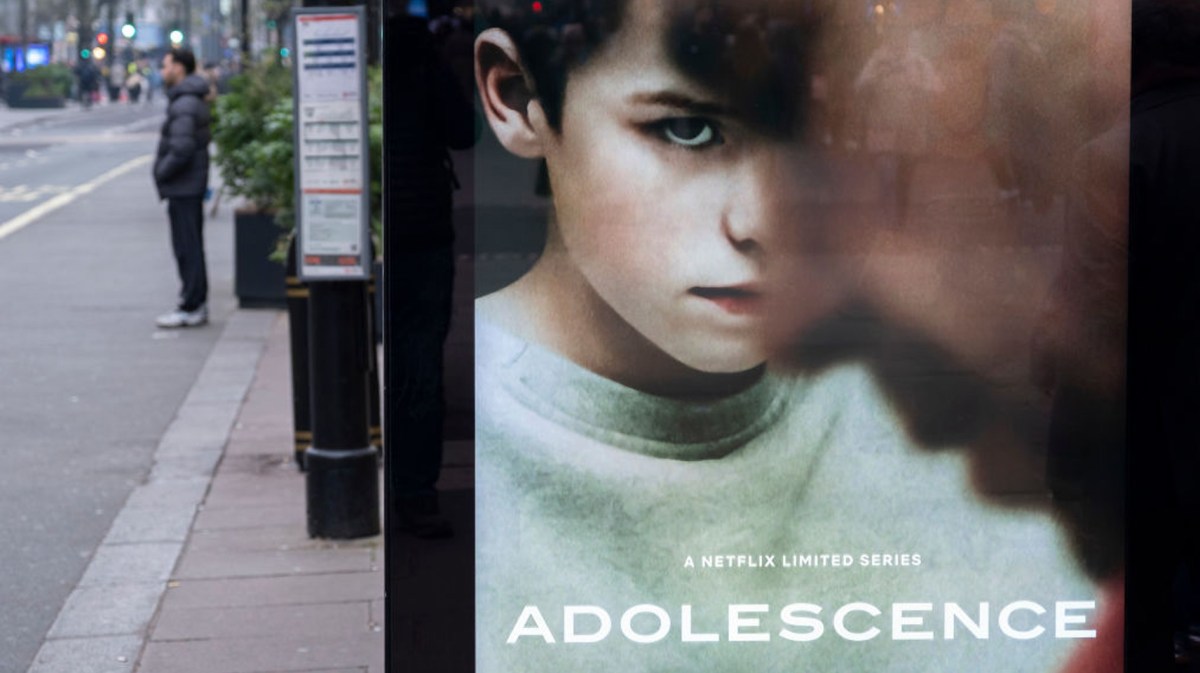 Werbeplakat für die Serie 'Adolescence' an einer Londoner Bushaltestelle.