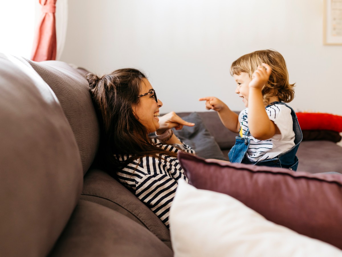 Mutter albert mit Tochter auf Sofa herum