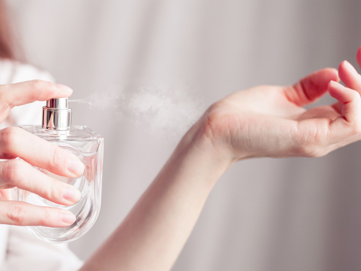 Parfum, das auf das Handgelenk aufgesprüht wird