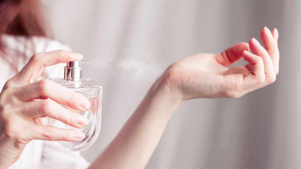 Parfum, das auf das Handgelenk aufgesprüht wird
