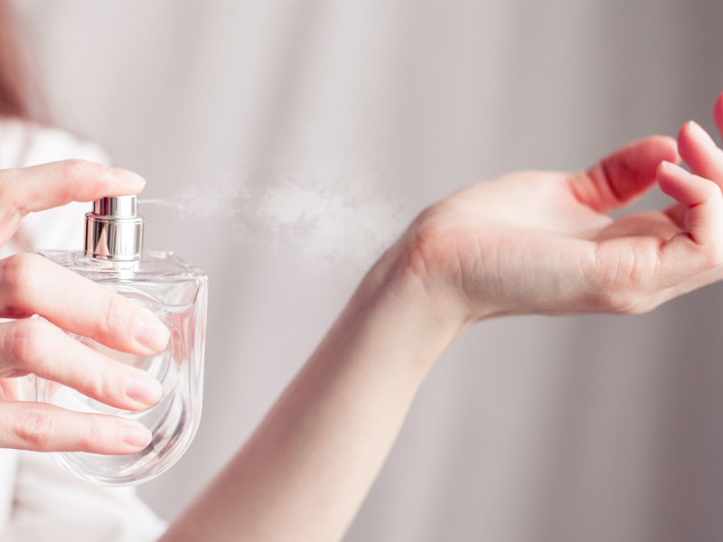 Parfum, das auf das Handgelenk aufgesprüht wird