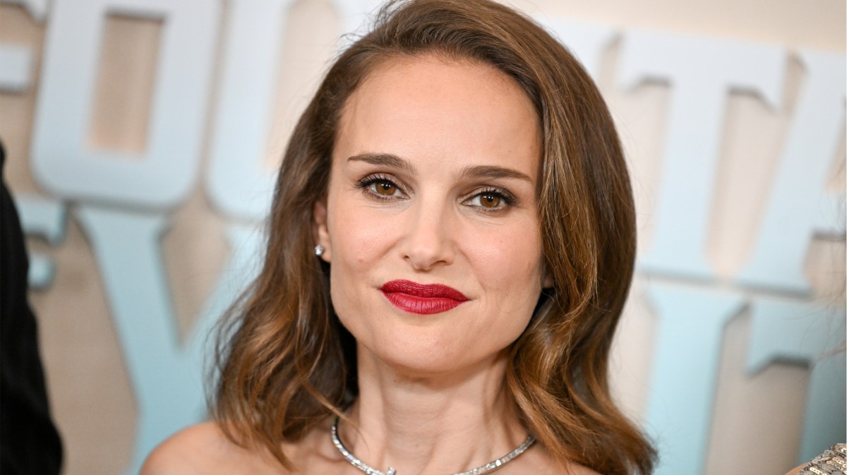 Natalie Portman mit schulterlangem Haar, das in Wellen gelegt ist.