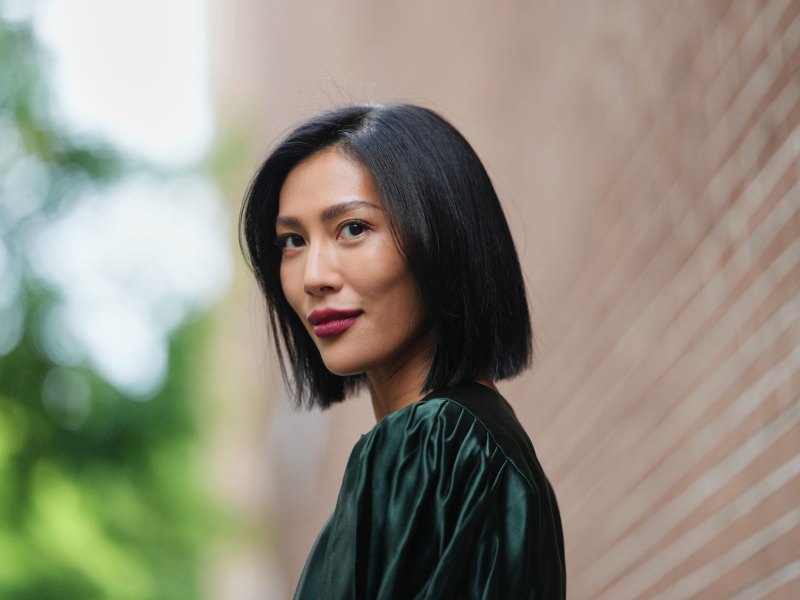 Streetstyle mit glatten schwarzen, kinnlangen Haaren.