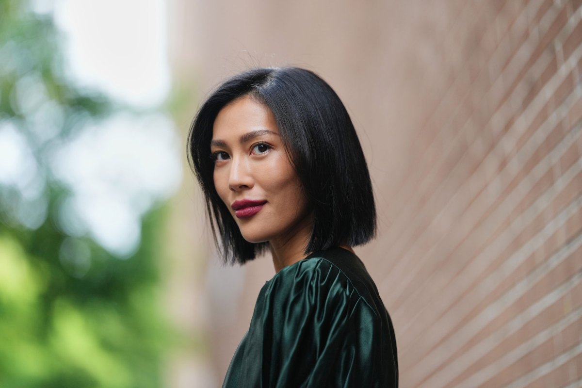 Streetstyle mit glatten schwarzen, kinnlangen Haaren.