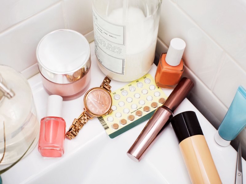 Chaos im Badzimmer mit vielen Make-up-Produkten.