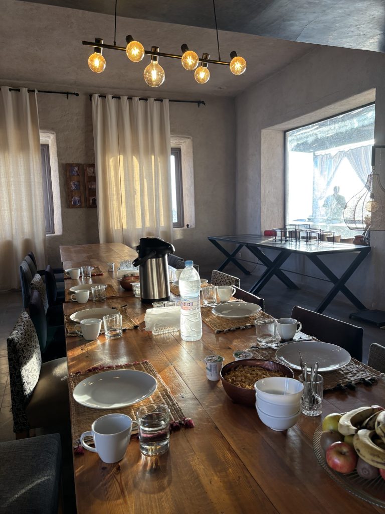 Frühstückstisch in der Shemsmoon-Villa.