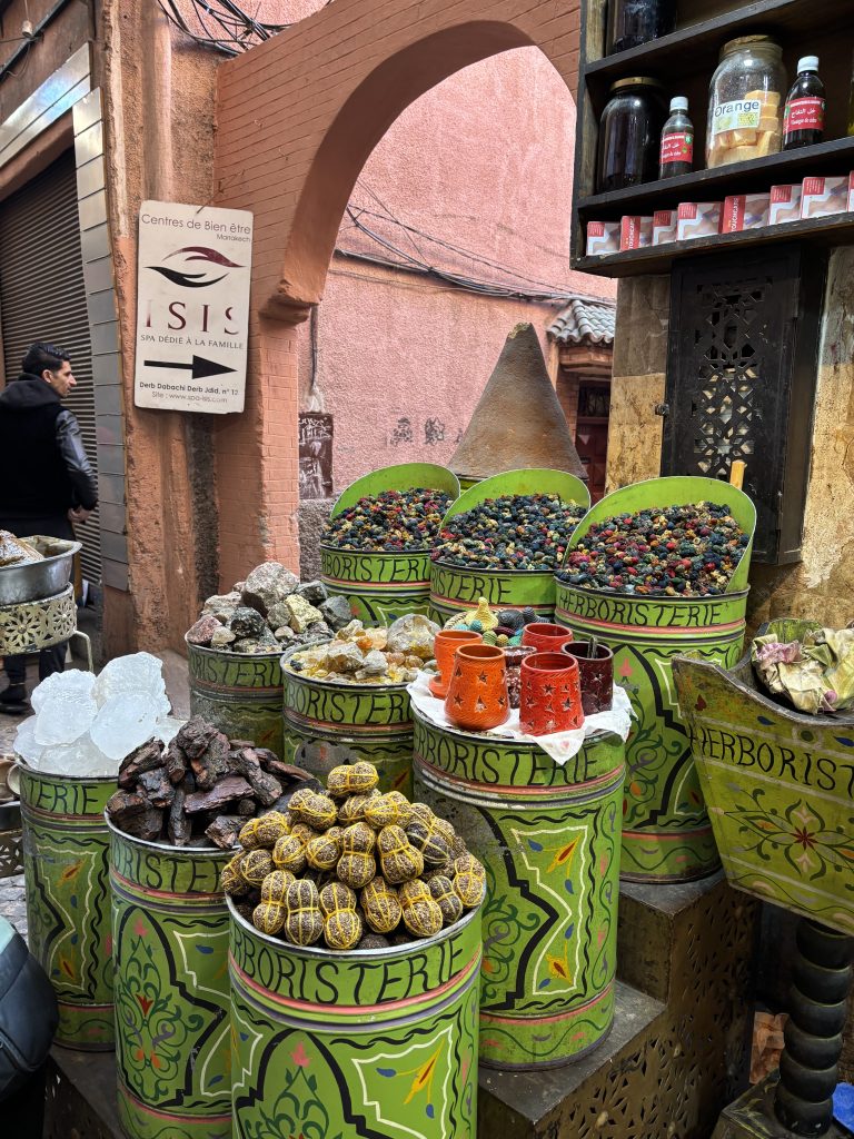 Töpfe mit Gewürzen und Antiquitäten in Marrakesch.