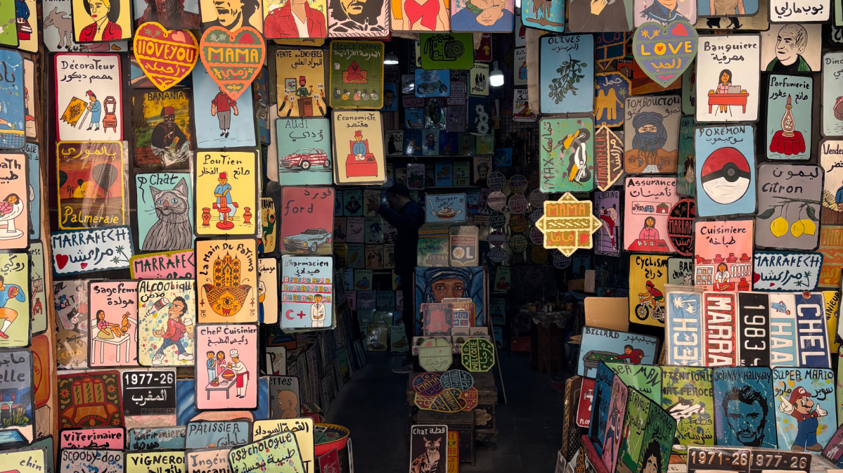 Antiquitäten auf einem Markt in MArrakesch.