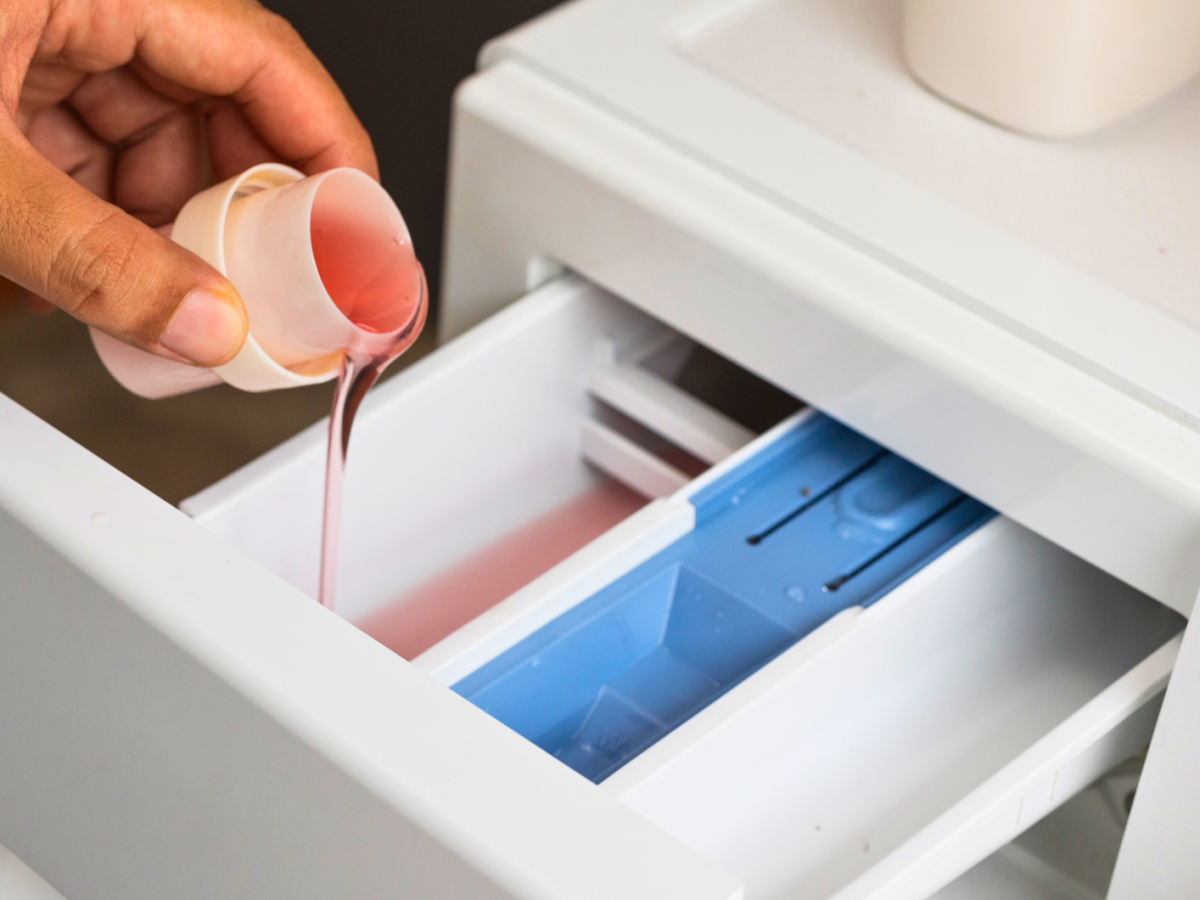 Wäsche waschen: Nutzt du die zusätzliche Klappe in der Waschmaschine richtig?