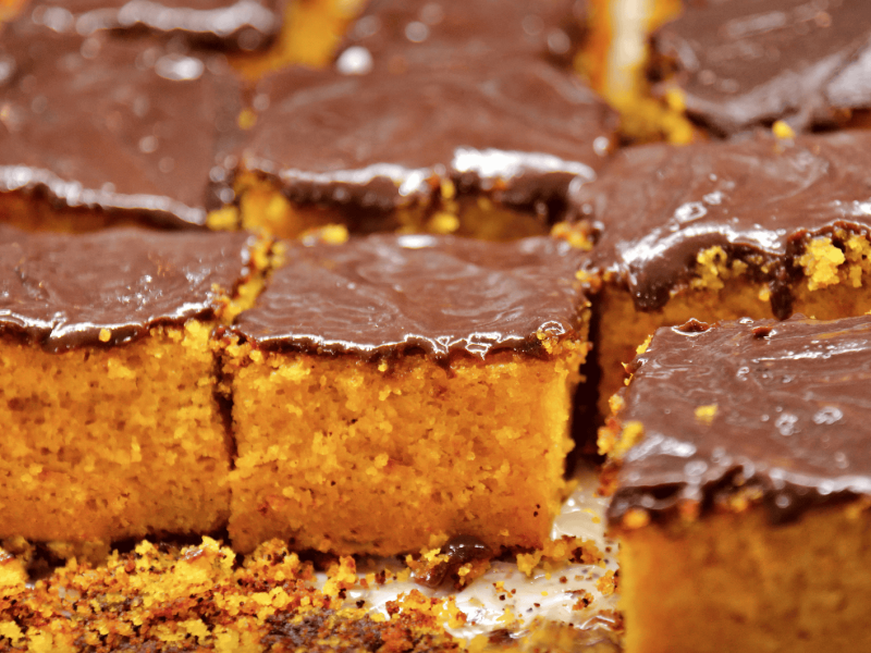 Karottenkuchen vom Blech mit Schokoglasur.