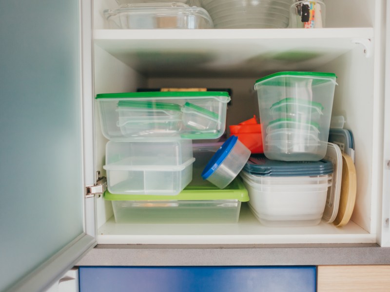 Brotdosen und Frischhaltedosen im Schrank