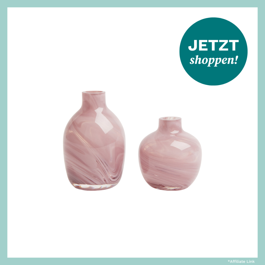 Zwei kleine Vasen in Rosa von H&M.