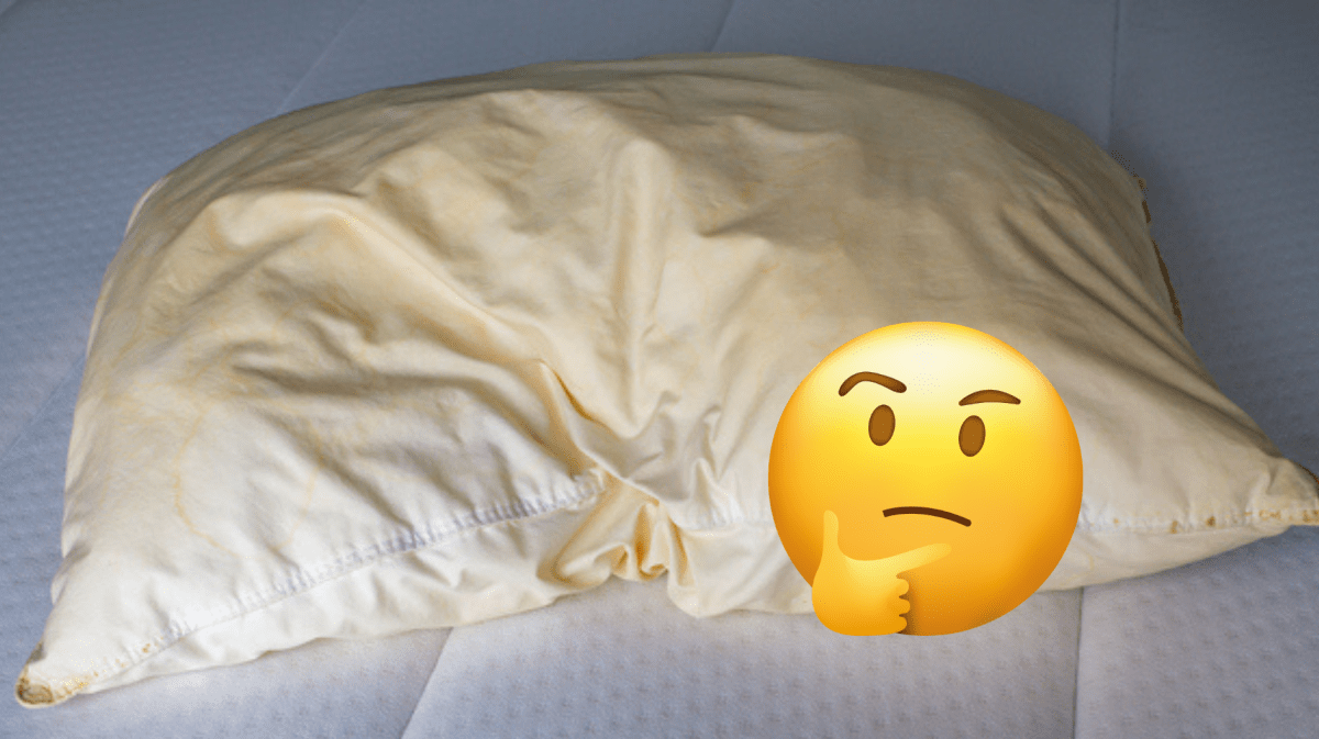 gelbe Flecken auf Kopfkissen mit Emoji, der nachdenklich schaut