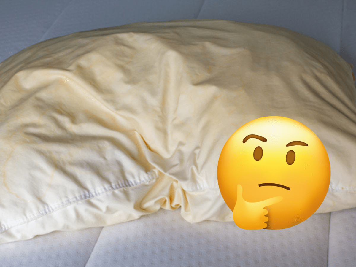 gelbe Flecken auf Kopfkissen mit Emoji, der nachdenklich schaut