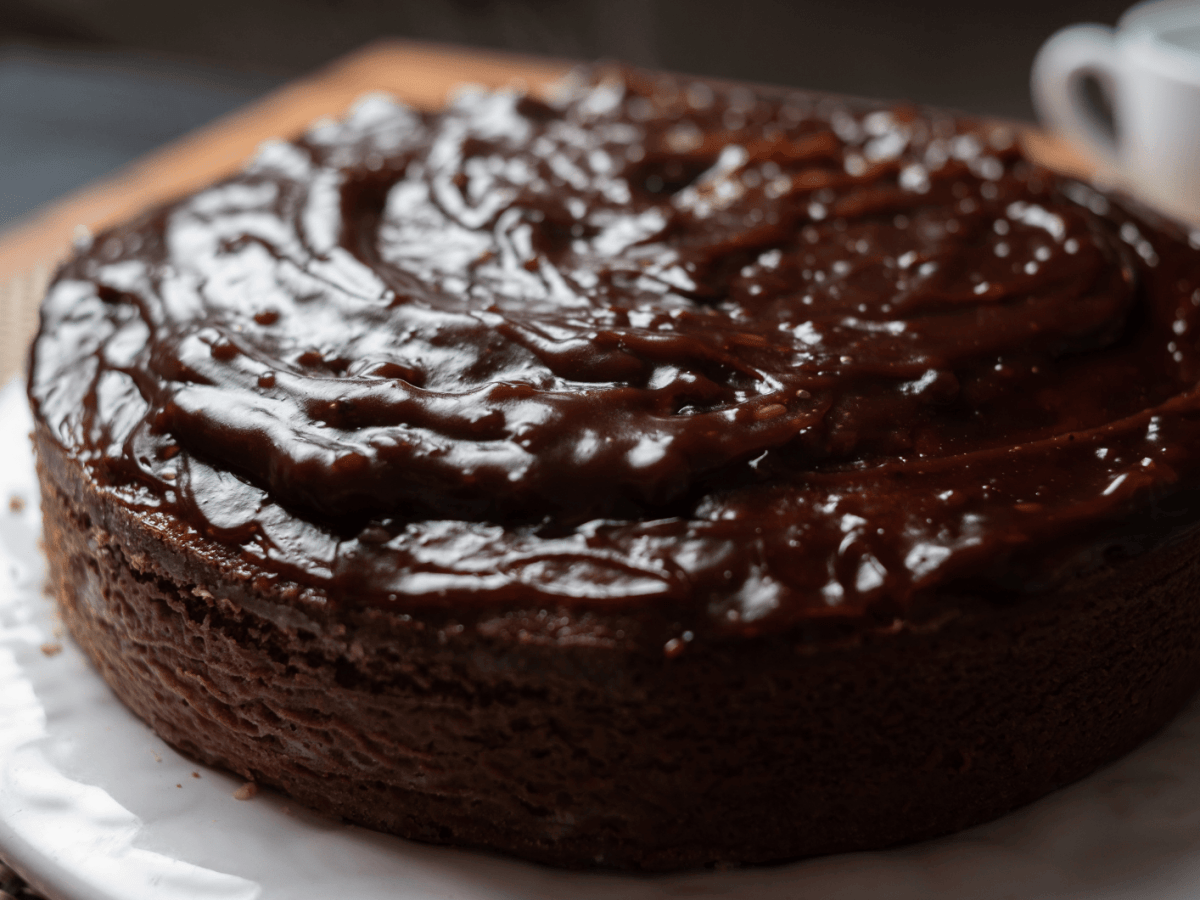 Schokokuchen mit Schokoglasur auf einem wei&szlig;en Teller.