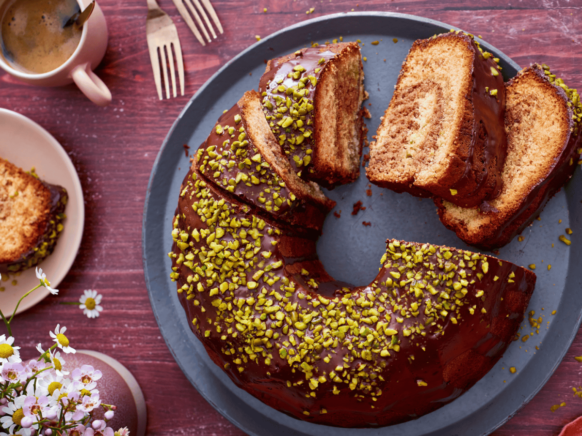 Gugelhupf mit Pistazien und Kuvert&uuml;re.