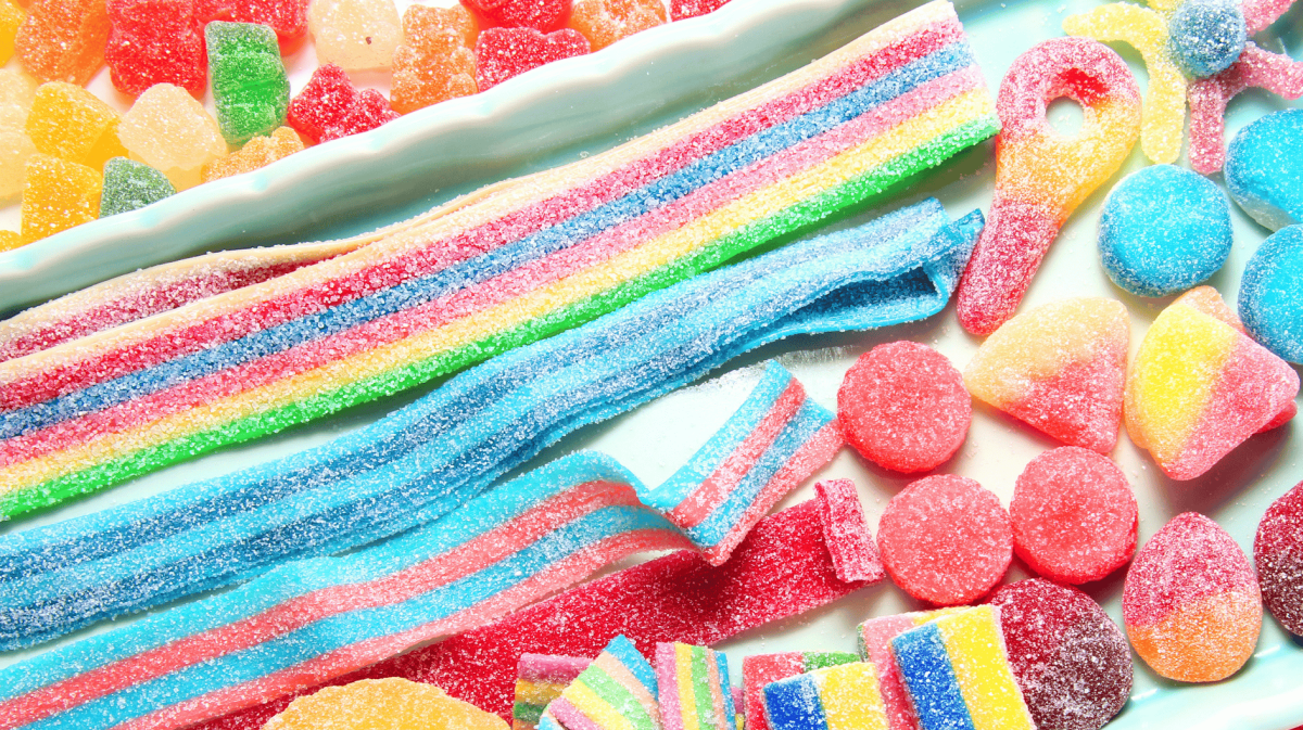 Verschiedene bunte Süßigkeiten auf weißem Untergrund.