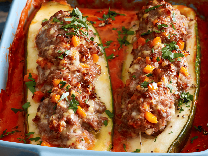 Schmorgurken mit Hackfleisch in einer Auflaufform.