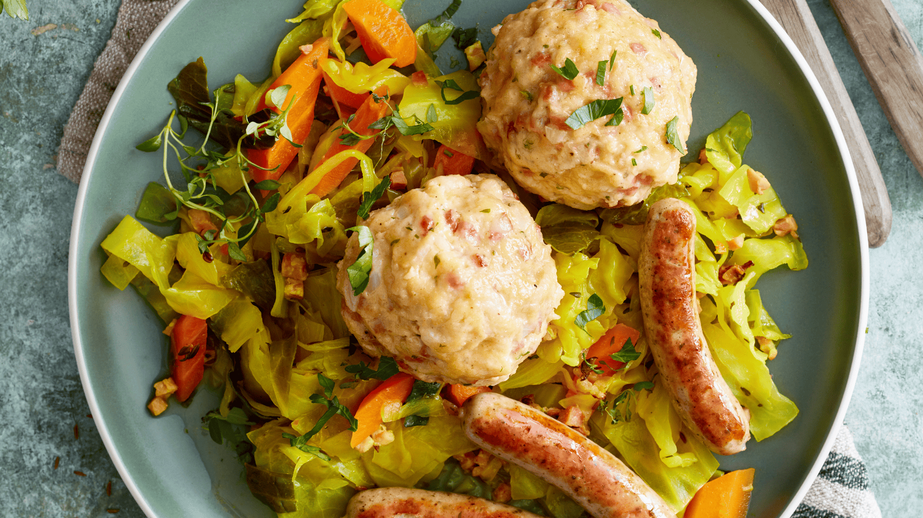 Speckknödel auf Schmorkohl